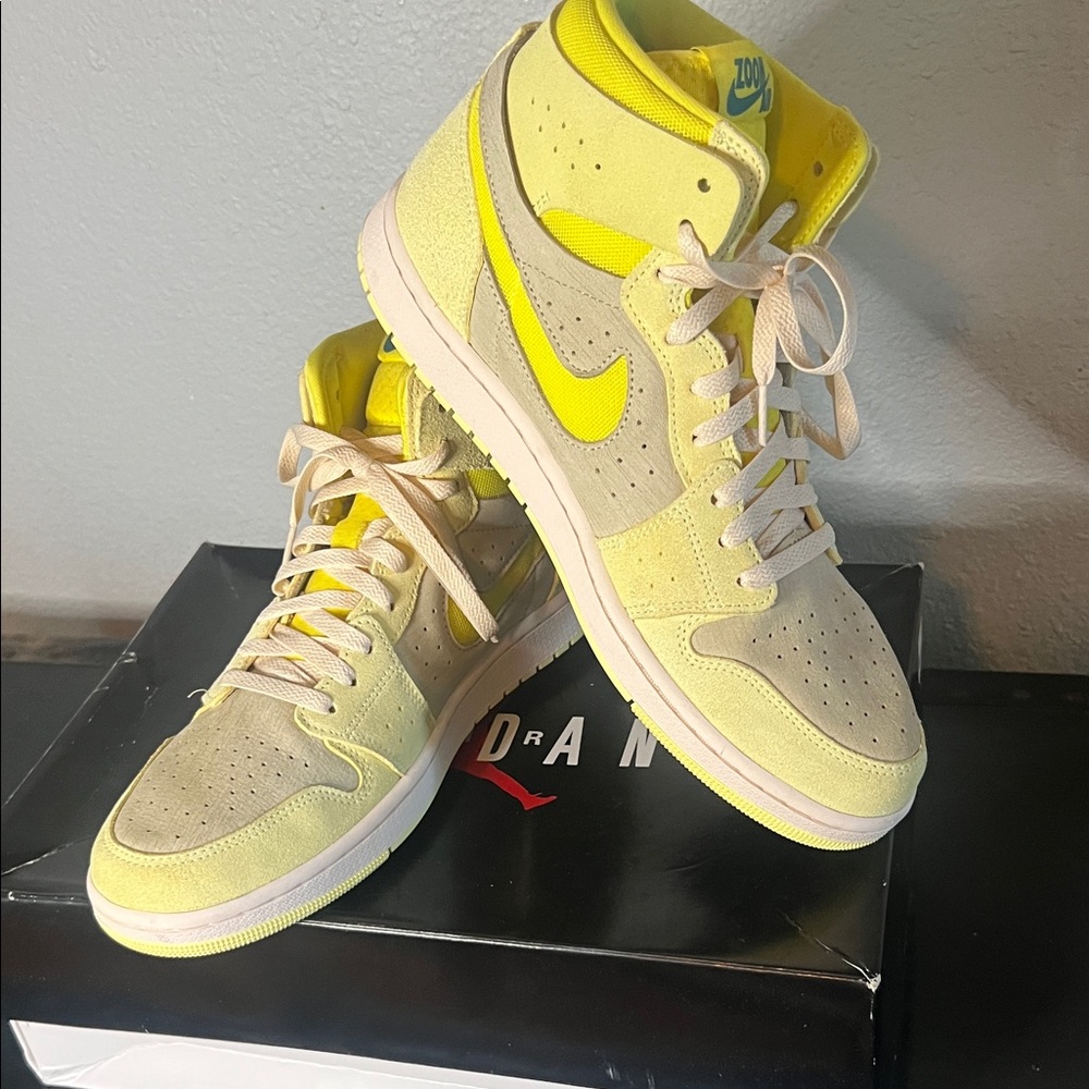 Nike Yellow Athletic Shoes for Men
